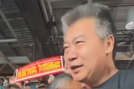 女团夺冠的现场有爱瞬间，刘国梁过来拥抱大伙，大头看台上春光灿烂，李隼指导直接干脆利落换上“五金”短袖#孙颖莎视频封面