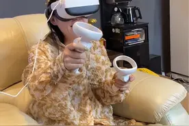 盘点玩VR的搞笑瞬间，祝大家五一劳动节快乐 来看看国内网友玩VR的搞笑瞬间吧，最后一个我看了一万遍。视频封面