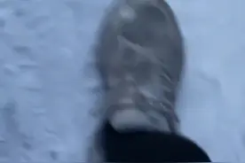 北京：这雪显黑！男子夸赞自己的鞋挺白，谁知放到雪里瞬间就脏了视频封面