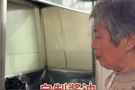 妈妈牌酱油 来看看妈妈怎么在家自己熬制酱油！用糖熬制酱油是山西地方特色之一，大家的家乡是用什么来制作酱油呢？#新农人计划2025 #纯手工制作美食 #把家乡的味道分享给大家 #舌尖上的乡村美食 #自制酱油