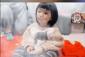 【孩子的智商随谁呢】男孩子的智商取决于母亲，女孩子的智商取决于父母双方，不相信，你可以观察一下。首先，男孩的染色体组合是XY，X染色体遗传于母亲，其次，智力基因一般主要集中在X染色体上《天才的智商在140以上》。另外，智商存在一定的遗传性，和后天环境也有关系，其中教育、学习占主导地位。#宝爸带娃 #家长必读 #夫妻 #人类幼崽 #萌娃 @DOU+小助手 @抖音短视频 @抖音 @抖音热门