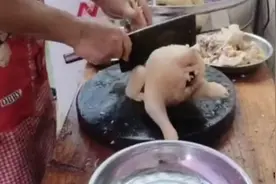 白切鸡开边斩你就错了，看农村酒席大叔这样斩，省时省力值得收藏