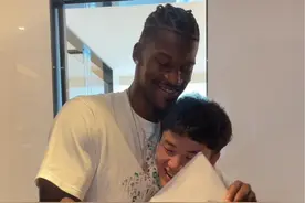 给巴特勒送礼物（下） 大哥离开之前又给我整了一句：“我爱你，但我麻将可以打爆你！” #李宁巴特勒中国行视频封面