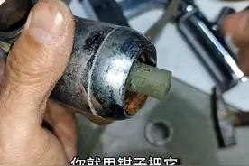 冷热水龙头换阀芯时，压盖扭不动怎么办？教你个小技巧轻松拆开