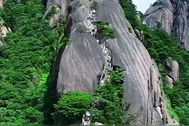 重庆有轻轨变轨，黄山有西海大峡谷小火车，你最喜欢哪个？#向黄山而行 #重庆人暑期轻松拿捏18度的快乐 #重庆人是懂避暑的视频封面