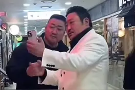 #男子模仿马东锡去韩国追星成功，要签名时马东锡本人愣住了，竖起大拇指，与男子热情合影视频封面