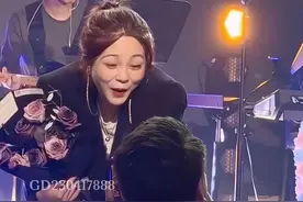 千万不要随便将话筒递给观众，这小哥一开口满满的全是故事！#歌词句句入心 #唱哭了多少有故事的人 #经典老歌 #神级翻唱