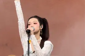 人生啊只有一次吗，那就算了不用重来，太帅啦，现场好稳啊#乌鲁木齐草莓音乐节 #希林娜依高 #热辣滚烫 #吉他弹唱 #路人视角视频封面