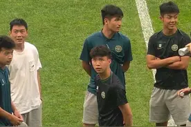 中场休息后替补登场的王钰栋彻底激活中国U22男足！中国U22男足在上半场战罢仅1:0领先的情况下，最终10:0横扫北马里亚纳群岛U22男足，王钰栋贡献3球2助，拜合拉木上演“帽子戏法”，朱鹏宇梅开二度。#王钰栋 #拜合拉木 #朱鹏宇 #国足