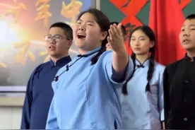 孩子们表演的舞台剧《觉醒年代》。五四青年节是怎么来的视频封面