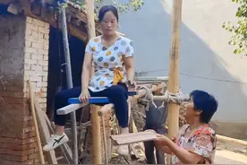 房顶漏雨修一下，这样把瓦弄上去又快又轻松😂#修房顶#农村生活#搞笑视频视频封面