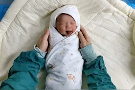 刚出生就会吐舌头卖萌的宝❤️这也太可爱了吧🙈 #人类幼崽视频封面