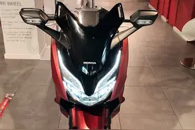 本田新款佛沙踏板车，排量125，颜值爆表，配ABS，油耗还低视频封面