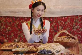 不到喀什不算到新疆，#维吾尔族 的烤馕太好吃了！和美女贴贴好幸福呀！#五十六个民族由来