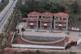 兄弟三人一起建房，父亲想要挖个大鱼塘，孩子想要围个大院子，为此非常纠结！#农村自建房 #农村生活视频封面