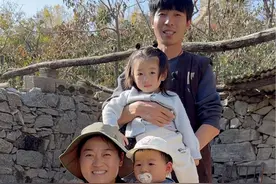 听大家的意见把地锅改了，这地锅在我们农村家家户户都有不光我们家有，也都是在院子里方便烧柴胡，这样能节约燃气费，之前没有燃气的时候祖祖辈辈都是这样生火取暖做饭。大家再给个建议新地锅的位置是坐北朝南烧，还是坐西朝东烧？#治愈系乡村美食  #乡村生活家#记录真实生活 #中国农民丰收节 #只有经历过的人才会懂