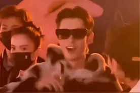 谁懂，他会用单手开大g的手给你开易拉罐！#王鹤棣 #这谁顶得住啊 #向全世界安利王鹤棣 #这该死的魅力 #帅哥
