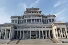 网上说：2025年共有3个“蛇年蛇月蛇日”的特殊时间节点，首次出现：2025年4月30日（农历四月初三）也就是今天。干支组合为“乙巳年辛巳月己巳日”，今天上午9时至11时（蛇时）形成完整的“蛇年蛇月蛇日蛇时”四重合象。第二次出现5月12日，第三次出5月24日。 我不太信这个，但是我知道并遵守：“信则灵，不信则无”之规矩。 在中国传统文化中，蛇年、蛇月、蛇日、蛇时都具有丰富的文化意义。 蛇是十二生肖之一，象征着智慧与灵性。蛇年被称为“小龙年”，因为蛇的形象与龙相似，体现了华夏民族蛇图腾向龙图腾转变的历史。