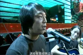 #音乐分享 男子酒吧现场为爱过的人唱了一首歌，开口就惊艳全场视频封面