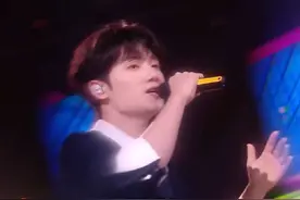 这还是我认识的蒋敦豪吗，大哥你轻点帅！#抖音仲夏毕业季 #抖音仲夏毕业歌会 #我家蒋敦豪怎么变摇滚歌手了