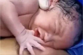 刚出生两个小时的双胞胎小孩，就没有了妈妈，看到这一幕太让人痛心了#看到这一幕说不出的心酸 #可怜的孩子让人心疼视频封面