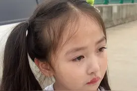 闺女高速天桥上等待十几分钟，只为远远和爸爸相遇，喊几声爸爸，爸爸只能用双闪和喇叭回应，看着车尾满满远去，闺女哭的让人心疼视频封面