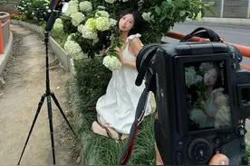 路边免费绣球花！闺蜜给我拍出了氛围感 #木绣球 #拍照姿势不重样 #鲜花拍照