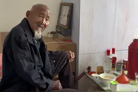 带着女儿来陪陪103岁太爷爷，太爷爷非让重孙媳妇陪他喝点酒，那就喝点吧，主打个陪伴#百岁老人 #五代同堂 #百善孝为先 #家庭日常 #农村生活视频封面