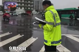 河南郑州拉响防空警报    车辆纷纷鸣笛 交警脱帽肃立  勿忘国耻，吾辈自强！视频封面