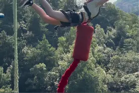 站在蹦极台上你会毫不犹豫冲下去吗？ ❤️试看小姐姐勇敢冲跳！#石燕湖蹦极 #长沙石燕湖蹦极 #蹦极向同学 #危险动作请勿模仿 #玩转高空项目品味人生百态视频封面