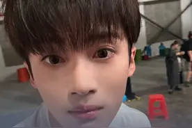 遭私生尾随至家门口怼脸拍，闫桉一把抢过私生手机扔在地，有粉丝称起初仅拿走手机试图归还，但被对方辱骂才摔毁设备