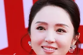 董璇这肚子一看就没怀孕！放假拍孩子开学拍家长！ 董璇昨日两套裙子造型一看就没怀孕，腰细的嘞。拍董璇思酒窝，真是放假拍孩子、开学拍家长😃。#董璇 #小酒窝 #栩栩华生视频封面