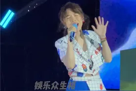#黄雅莉 音乐节雨中全开麦献唱《小孩》 雅莉姐卡通短裙造型这35岁状态好好
