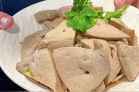 今日来一道：白灼猪肝，这种方法处理猪肝，不腥不柴，超级好吃。#猪肝 #白灼猪肝 #白切猪肝 #猪润视频封面