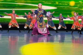 4月16日，2025年全国残疾人文化周活动在内蒙古自治区呼和浩特市启动，活动自4月至11月底在全国范围内开展，以“融合共享，携手同行”为主题，展示残疾人生产生活的新变化新亮点。文化周启动活动期间，呼和浩特市同期举办了“艺述自强 科技赋能”残疾人艺术作品和科技助残展、“大爱北疆 多彩人生”书画摄影展和“石榴花开”残疾人文艺汇演。文化周活动丰富了残疾人精神文化生活，提升了残疾人文化素质，推动了残疾人文化事业繁荣发展。 #全国残疾人文化周 #残疾人精神文化生活 （拍摄/剪辑：刘柳 来源：中国残疾人杂志社）视频封面