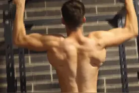 健美运动员在比赛前，为什么都会把身体涂黑呢