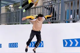 跑酷外卖员大战保安队长！#跑酷 #万能的外卖小哥 #飞檐走壁视频封面