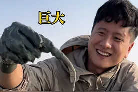 2024年的最后一天刚好退大潮，学长带小芬去赶海跨年，这次换了个新地方听说有很多货，到海边却傻眼了，差点颗粒无收心灰意冷，突然学长发现了巨型海豆芽，拔到停不下来，第一次见到这么大的海豆芽，拿回来一锅清蒸了，口感脆甜超好吃#广东 #湛江 #赶海 #dou来广东百千万 #家庭日常