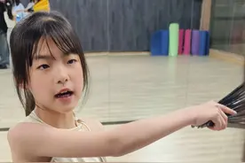 不同老师抓到学生上课吃零食 铁扇小满：去操场上吃，让全校看着你们吃 萱儿姐：温柔没收 火火老师：好吃，爱吃，下次多买点 #舞蹈生 #校园日常 #上课吃东西 #上课吃零食 #反转视频封面