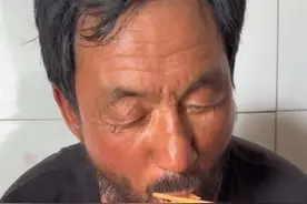 天热的时候吃一碗凉粉，浇上芥末汁、蒜汁、辣椒油、醋……这“伤心”凉粉的味道一点不伤心，吸入一口满满都是大西北立秋后酸辣清凉的独特风味！ #乡村生活家 #吃上这一口才算来到西北 #寻找吃痴的爱#省饭课代表#马有铁视频封面