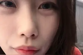 #龚琳 #直播录屏分享 《卖火柴的小女孩》龚琳@？龚琳 原创歌曲 纯享版。是珍珍写给奶奶的歌，非常感动，中间很多部分我都忍不住流泪。