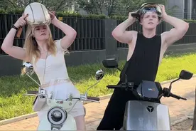 外国人体验当外国人的一天…#雅迪实用科技 #雅迪新一代冠能 #了不起的中国电动车视频封面