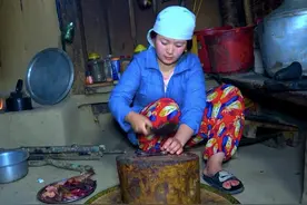 尼泊尔有钱人的生活，吃饭用纯金打造的碗，还能喝点啤酒助兴视频封面