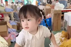 单亲爸爸为了不让年幼的女儿成为村里的留守儿童，带着只有5个月大的女儿进了服装厂工作，因此服装厂也就成了小女孩的第二个家，他也是服装厂里唯一的男工人。他说：若不是生活所迫，又有谁愿意带孩子去工厂上班呢#生活所迫 #真人真事 #忘情忘你忘最初视频封面