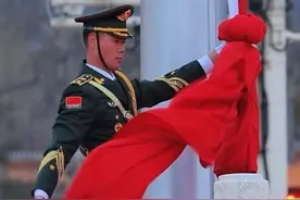 2025.03.17天安门降旗仪式 超近距离欣赏擎旗手张威和护旗手王皓天如何收旗，整套动作行云流水，一气呵成#国旗护卫队 #降旗仪式 #升旗仪式 #中国军人 #天安门视频封面