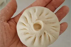 夏季做馒头，只需发酵30至45分钟左右， 需减少酵母的用量，一斤面粉3克酵母，260克温水，加入少量白糖，另外，加入猪油可以使馒头表面细腻，凉了也不干不硬。第一次发酵好后，揉面时要充分排气，揉面时间要长一些，至少5分钟，以确保面团光滑细腻！进行二次发酵15分钟，这有助于馒头更加松软！水开上汽蒸20分钟左右，关火后焖5分钟，以确保馒头完全熟透且不塌陷！