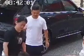 言传身教！有人带着孩子一晚上拿三次水占小便宜，也有#家长带孩子来爱心冰箱捐赠饮品。