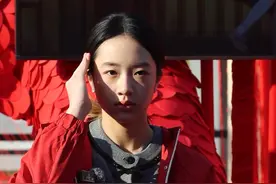 吴尊14岁女儿neinei真是一张高级电影脸啊！ #吴尊 14岁女儿#neinei 出席活动，网友赞她颜值超级高，高级电影脸。#星二代 #偶遇明星视频封面