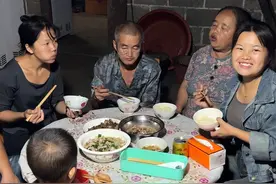 我们总共有七个兄弟姐妹，就我嫁了最近 没啥事就回娘家看看，各有各的事情忙，煮好饭菜， 一起吃个团圆饭。