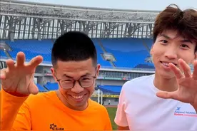 黑土豆跟@王泽（恩师宫导） 跑800m，被拿捏了#跑步#马拉松#体育生#开启场地跑全速模式